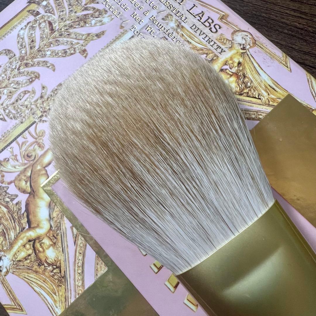 新品未使用　パウダーブラシ　天然毛　螺鈿