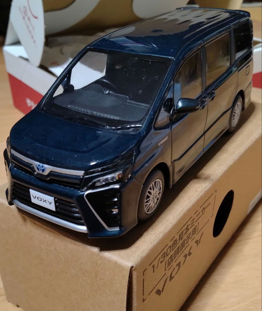 u*7様 【非売品】トヨタ VOXY 80 ミニカー 1/30 カラーサンプル2