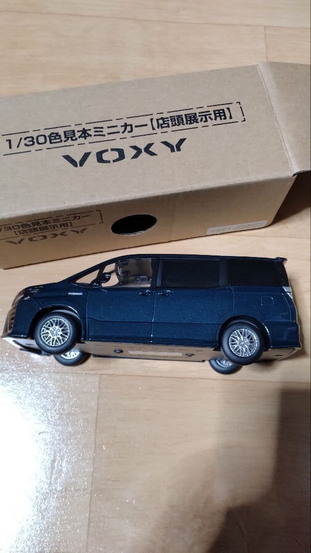 u*7様 【非売品】トヨタ VOXY 80 ミニカー 1/30 カラーサンプル2