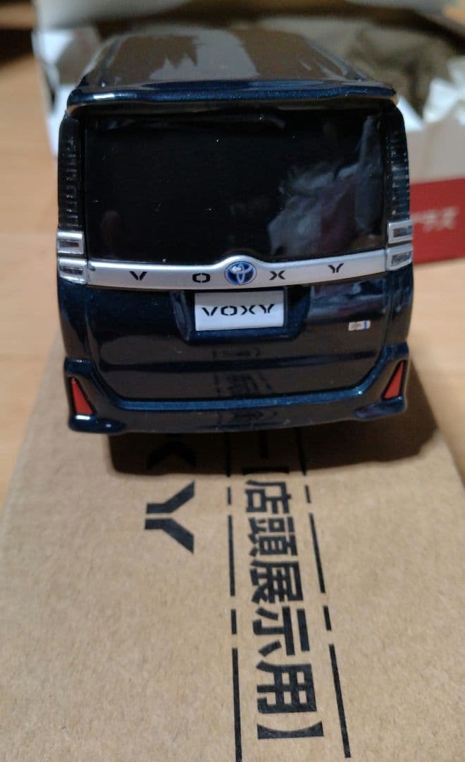 u*7様 【非売品】トヨタ VOXY 80 ミニカー 1/30 カラーサンプル2