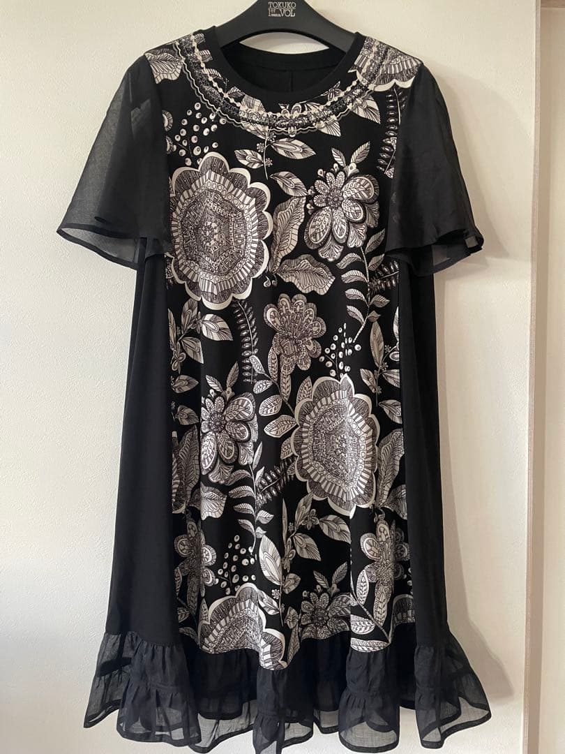 トクコプルミエブォルシフォン風半袖花柄チュニック/白黒