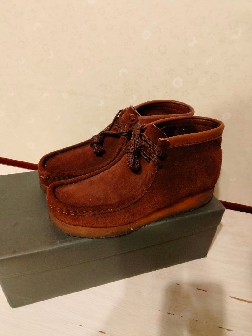 にいなクラークスワラビーブーツ24.5センチブラウン スウェード