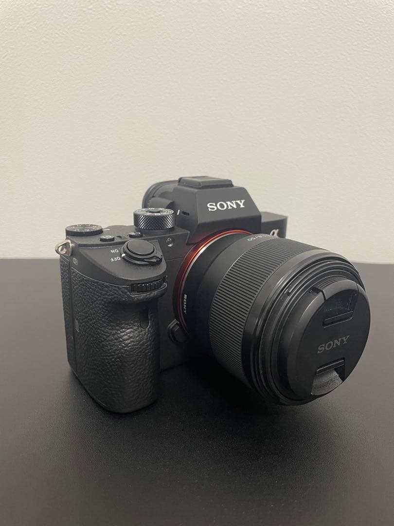 デジタルカメラ Sony A7R iii + FE 1.8 50mm Lens
