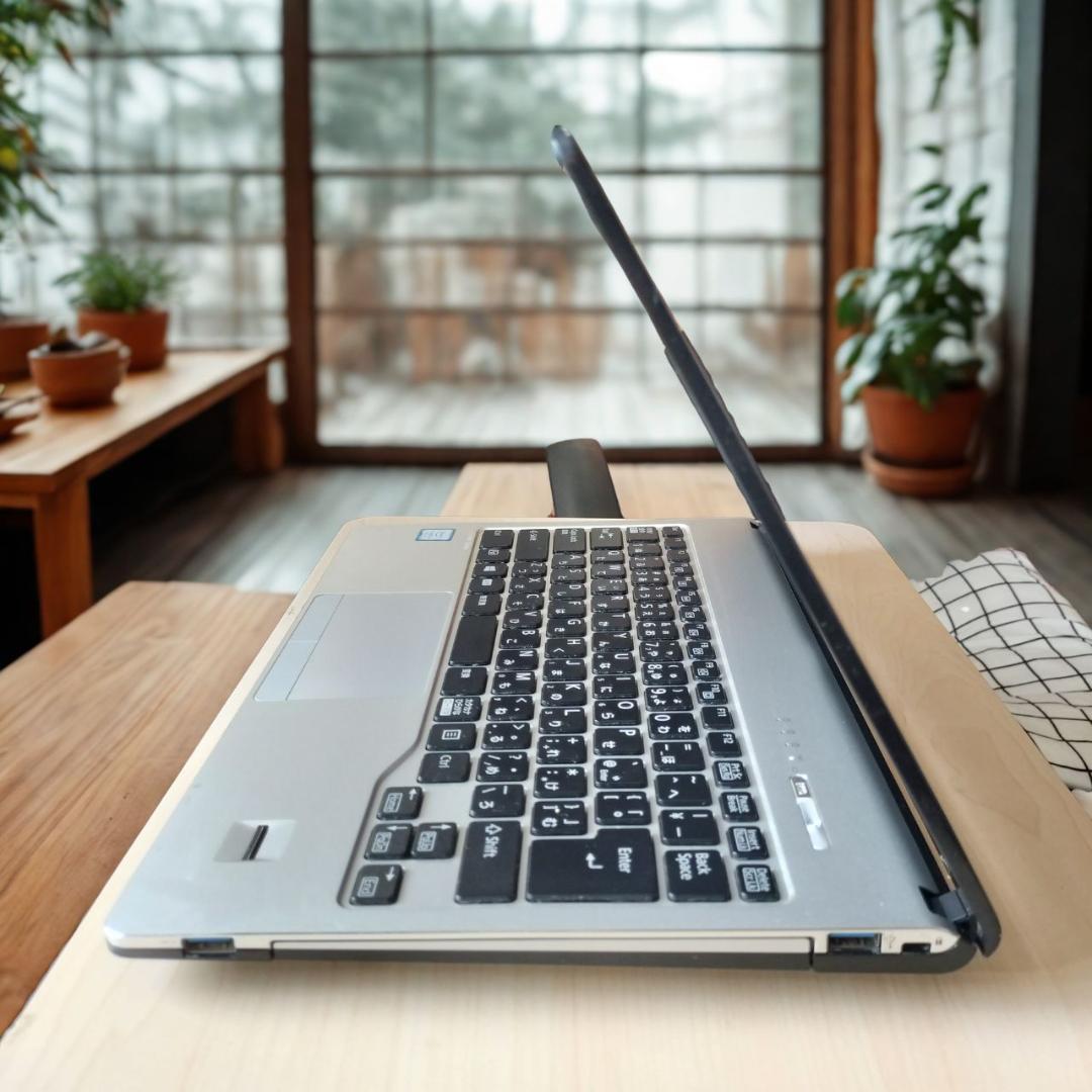 富士通 Core i5 第8世代 8GB Win11Pro カメラ内蔵 搭載