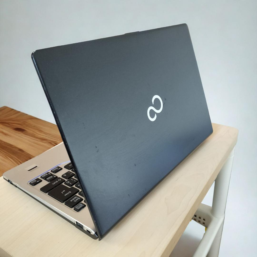 富士通 Core i5 第8世代 8GB Win11Pro カメラ内蔵 搭載