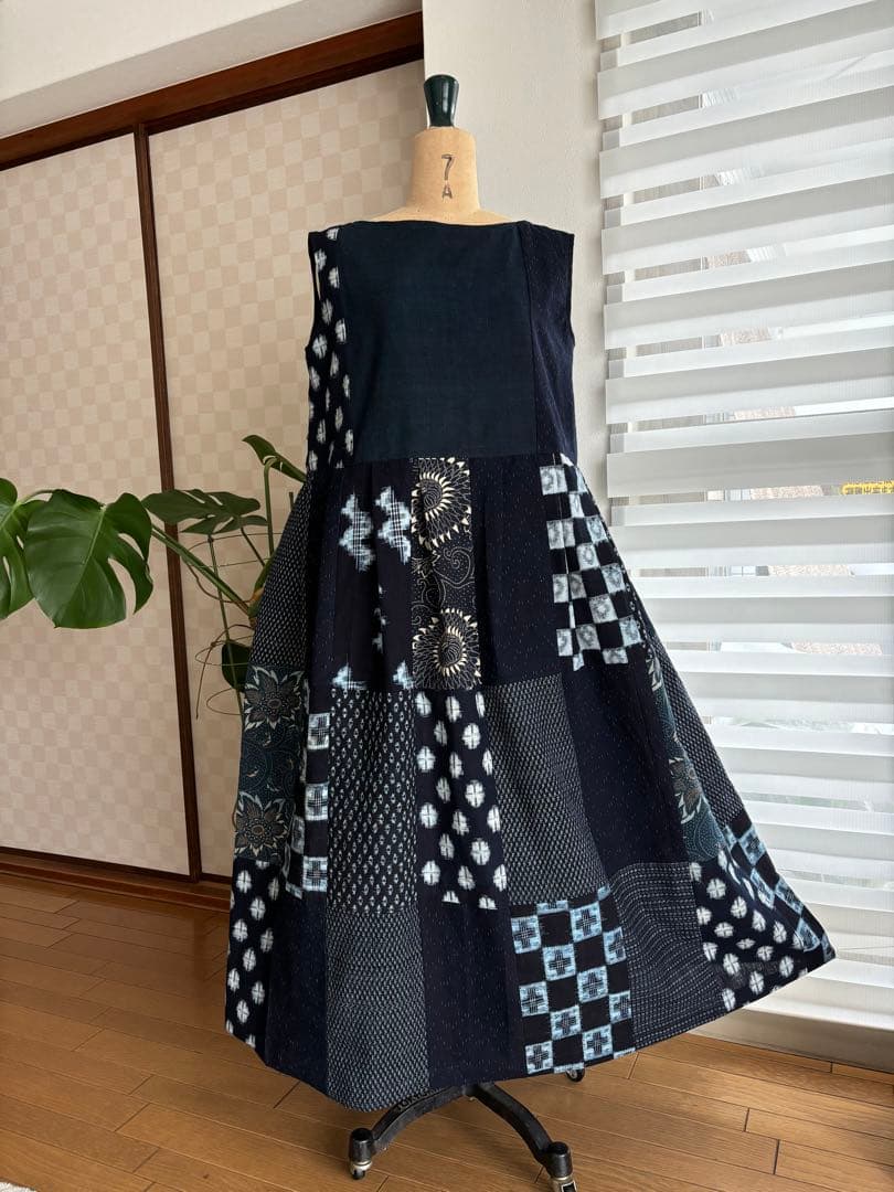 貴重な藍木綿絣を繋ぎ大人可愛いジャンバースカートに