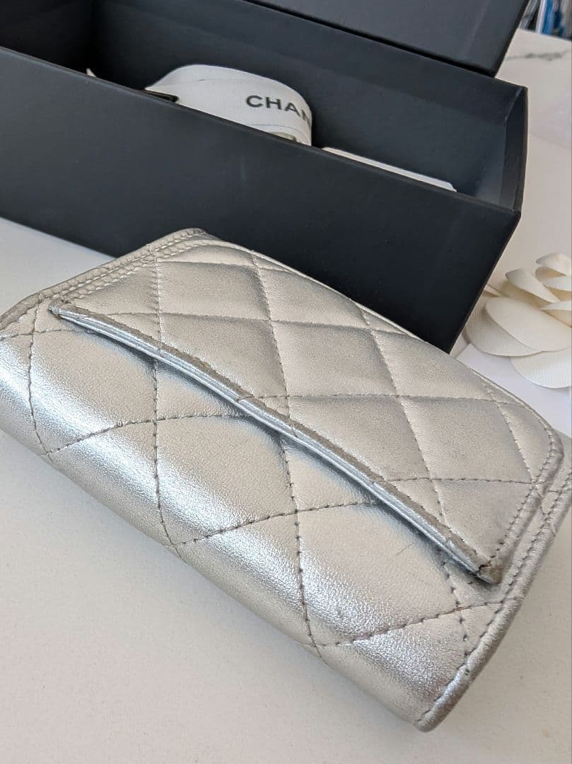 CHANEL シャネル メタリックシルバー キルティング 財布 カード 名刺