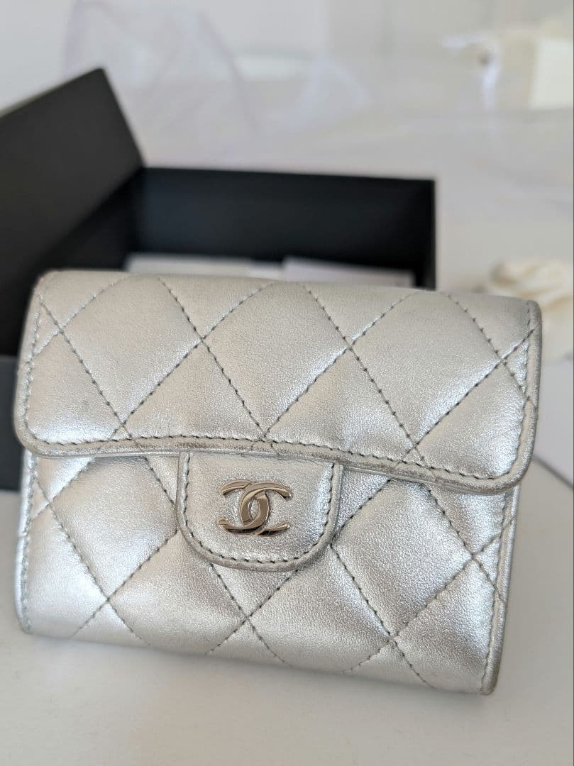 CHANEL シャネル メタリックシルバー キルティング 財布 カード 名刺