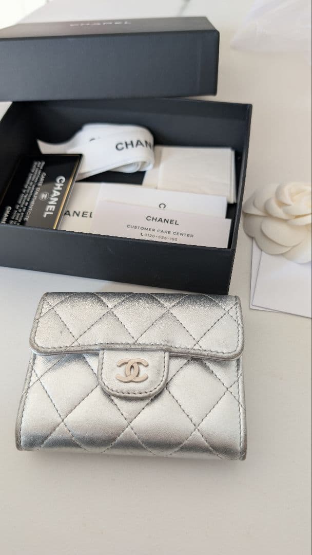 CHANEL シャネル メタリックシルバー キルティング 財布 カード 名刺