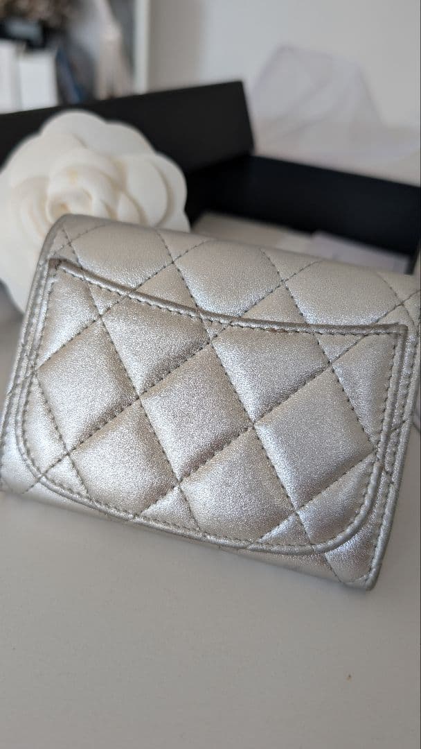 CHANEL シャネル メタリックシルバー キルティング 財布 カード 名刺