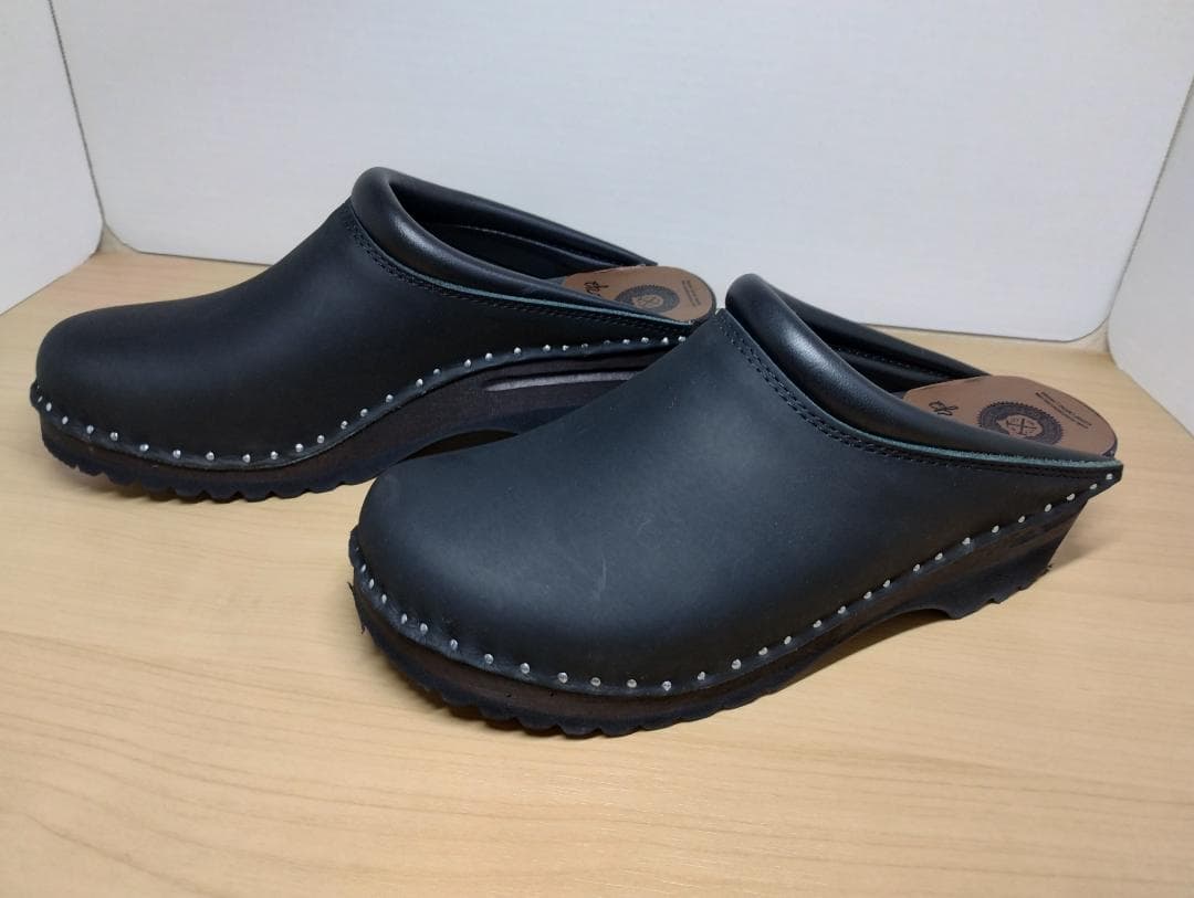 サボ トロエントープ TROENTORP 黒 レザー クロッグサンダル スタッズ