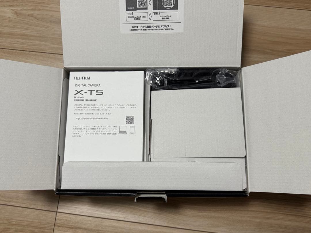 【新品】富士フイルム X-T5 ボディ シルバー 保証26年10月まで残