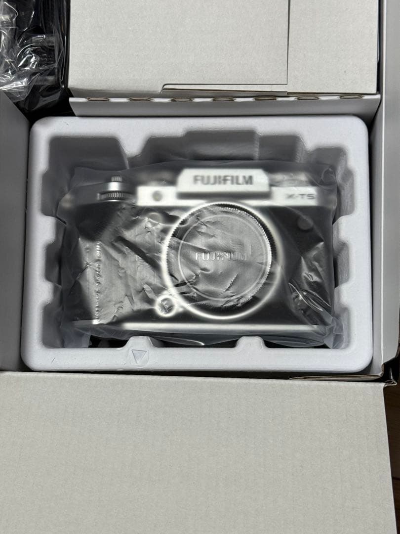 【新品】富士フイルム X-T5 ボディ シルバー 保証26年10月まで残