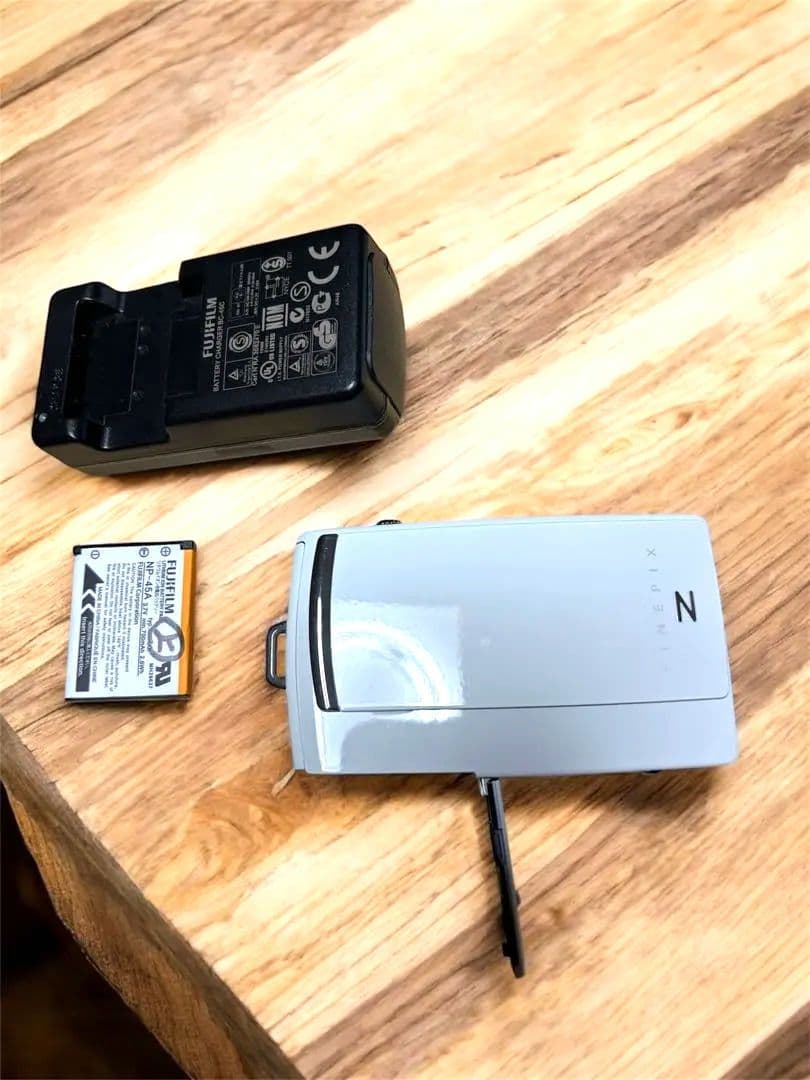 富士フィルムFINEPIX Z 1000EXRホワイト 美品　充電器有り