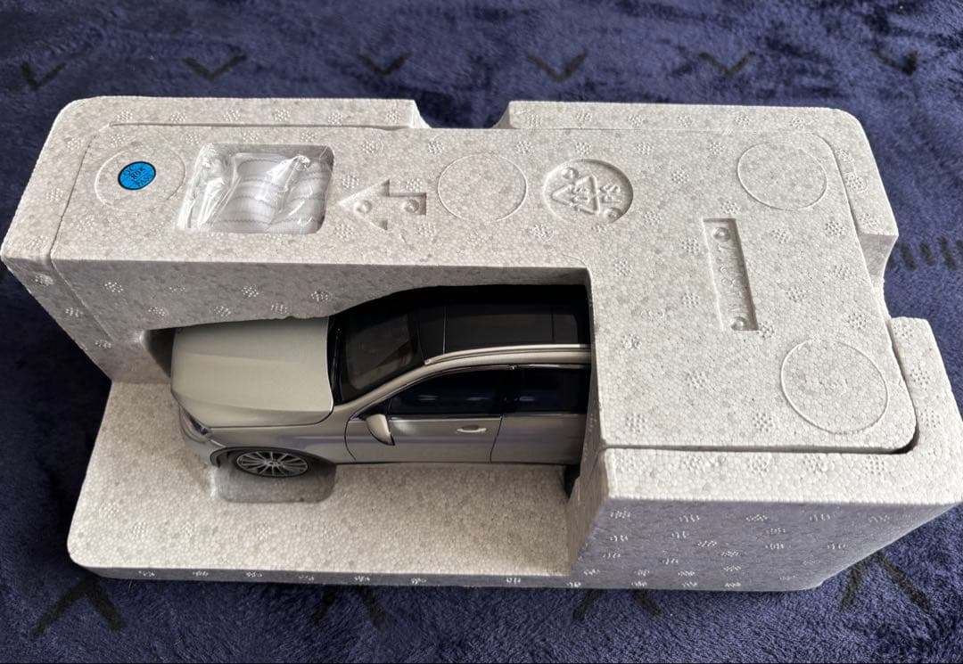 メルセデス•ベンツ GLC 1/18 ミニカー