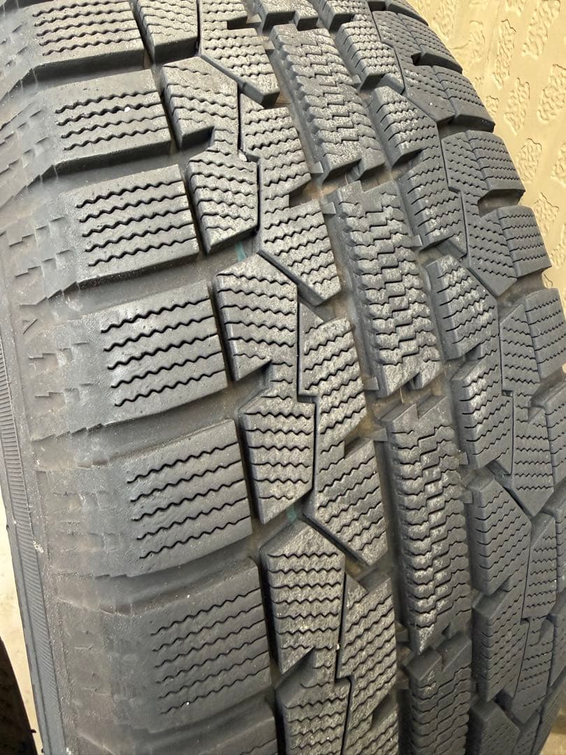 プリウスα バリ山 国産スタッドレス トーヨー205/60R16 お値引き可能◎