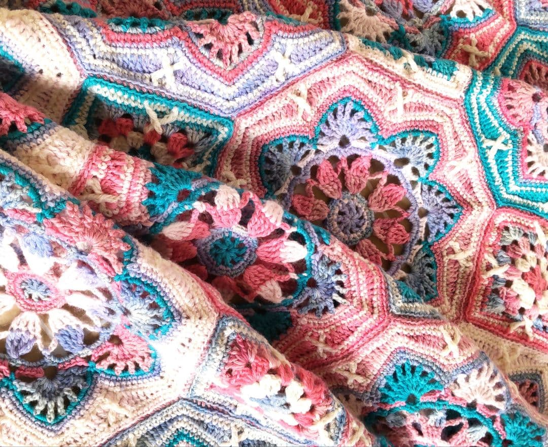 C427　手編みマルチカバー　ブランケット　モチーフ編み　モチーフ繋ぎ　大判