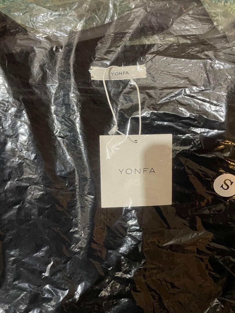 【未使用品】タグ付き　yonfa ベルベットスクエアネックT 完売品