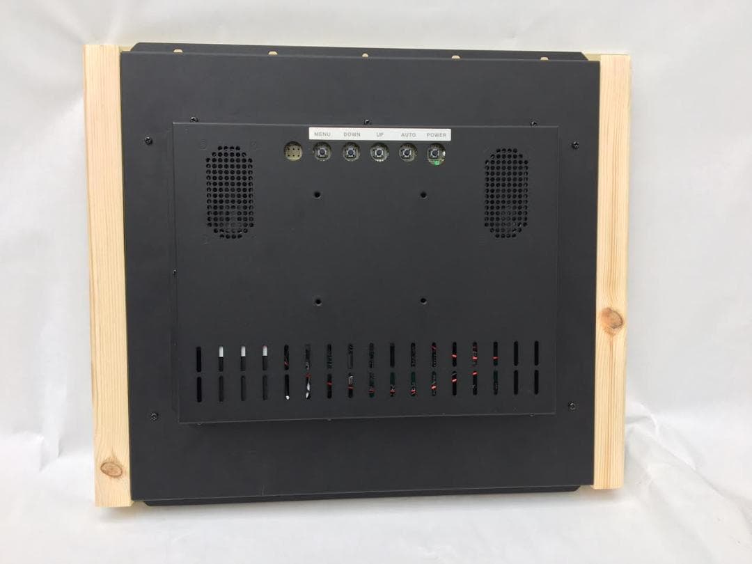 鏡の中に15インチディスプレイが入っています。PCと繋げてTVカメラや動画Ok,