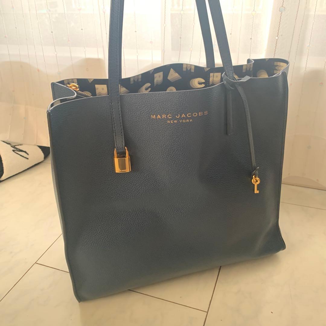 美品MARC JACOBS ネイビー トートバッグ　軽い　ほぼ未使用