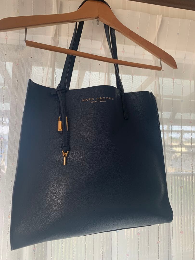 美品MARC JACOBS ネイビー トートバッグ　軽い　ほぼ未使用