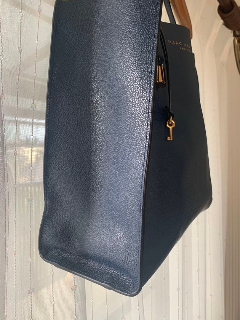 美品MARC JACOBS ネイビー トートバッグ　軽い　ほぼ未使用