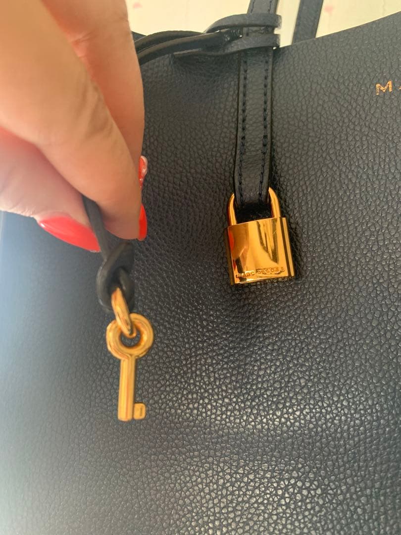 美品MARC JACOBS ネイビー トートバッグ　軽い　ほぼ未使用