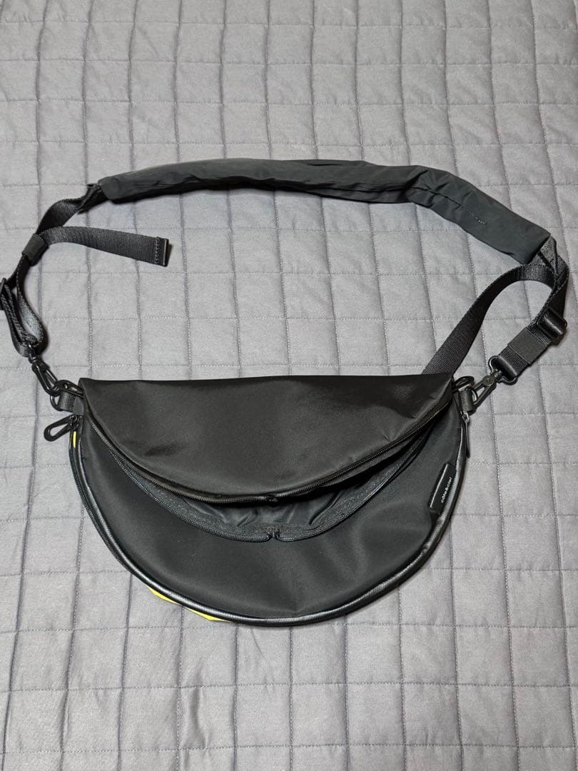 バッグ cote&ciel Hala S Sleek Black/Yellow