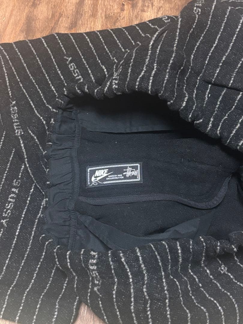 ステューシー × ナイキ ストライプ ウールパンツ ブラック