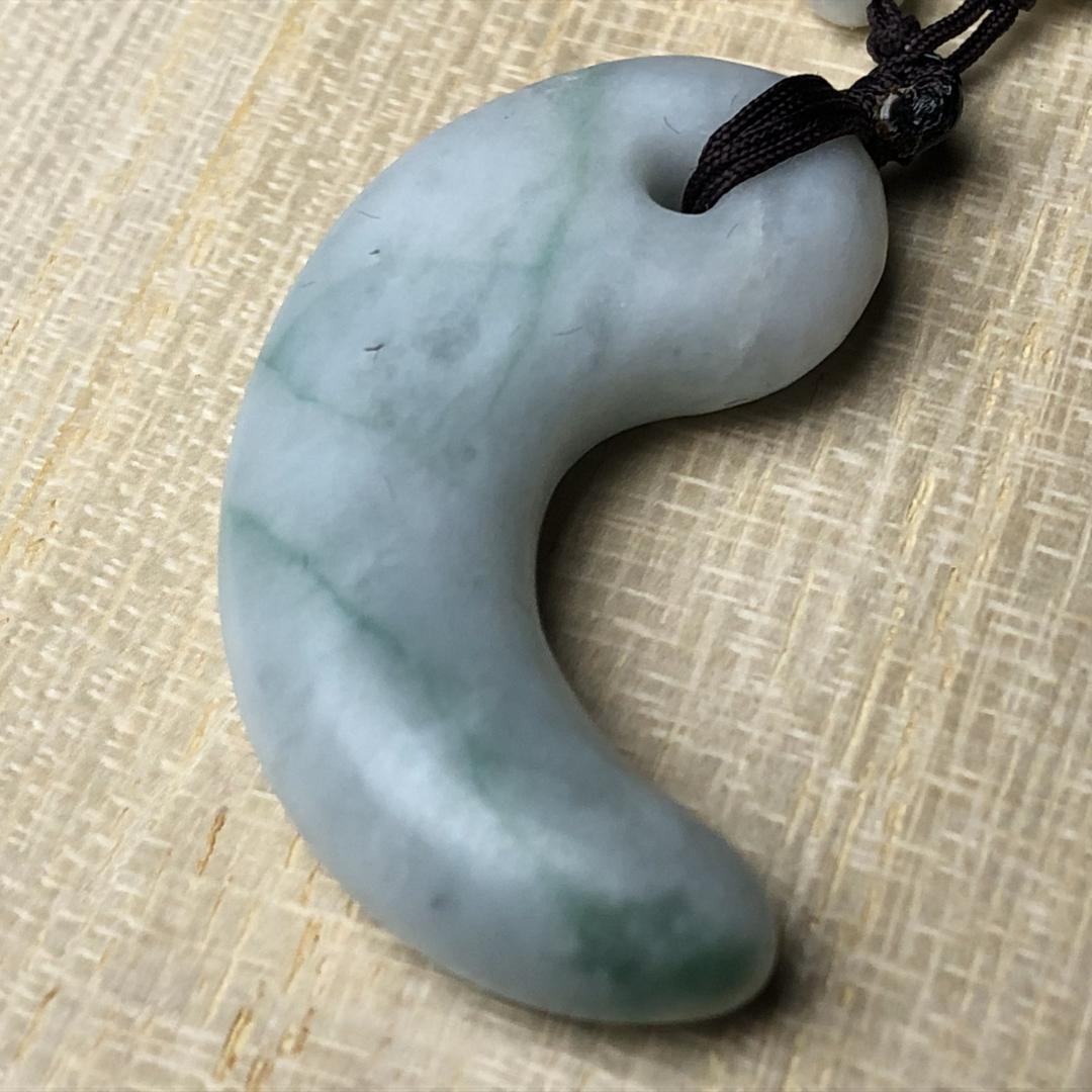 勾玉 翡翠　ヒスイ　糸魚川　翡翠　ペンダント　共箱