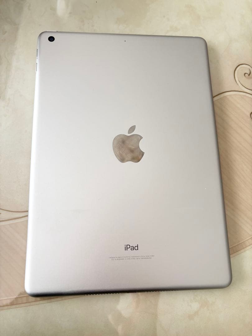 美品　Apple iPad (第6世代) シルバー 32GB 本体