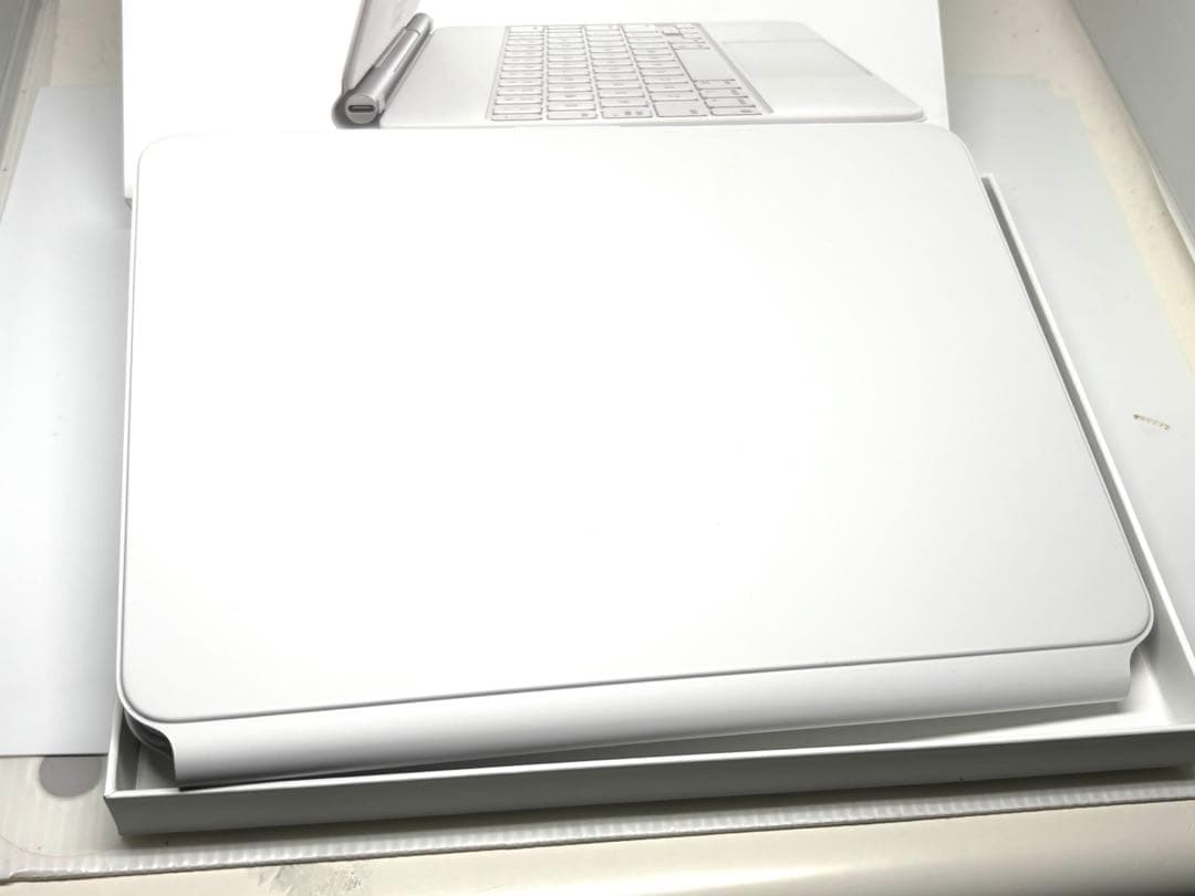 美品！Apple iPad 11インチ MJQJ3J/A ホワイト キーボード