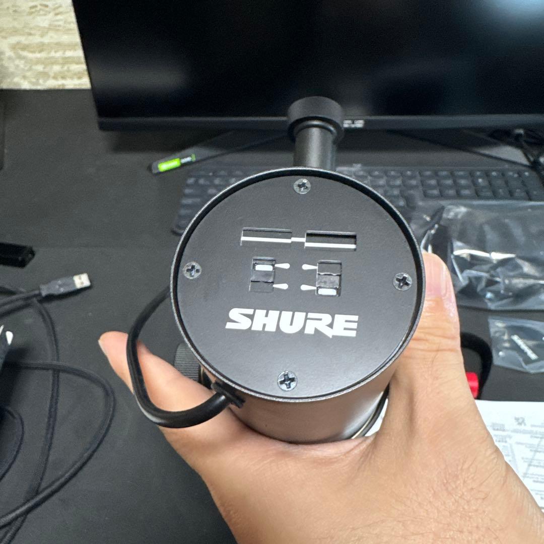 SHURE / SM7B(専用ケース及びマイクプリアンプ付き)