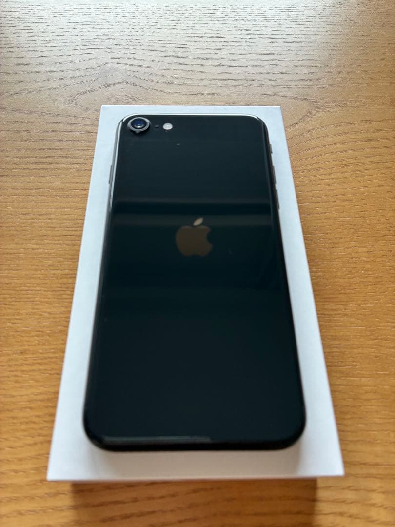 黒助　iPhoneSE (第二世代) ブラック　充電ケーブル