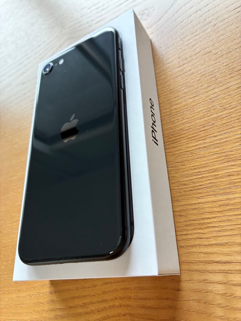 黒助　iPhoneSE (第二世代) ブラック　充電ケーブル