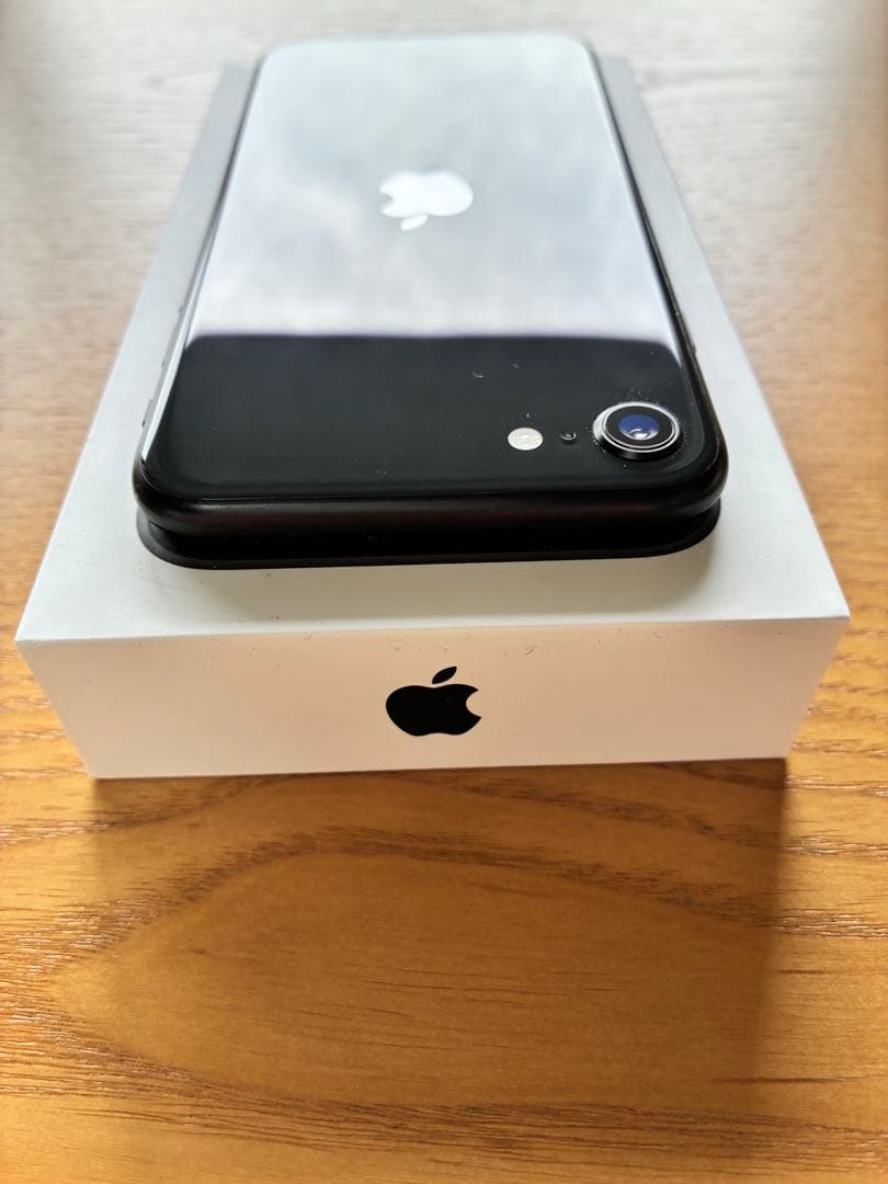 黒助　iPhoneSE (第二世代) ブラック　充電ケーブル