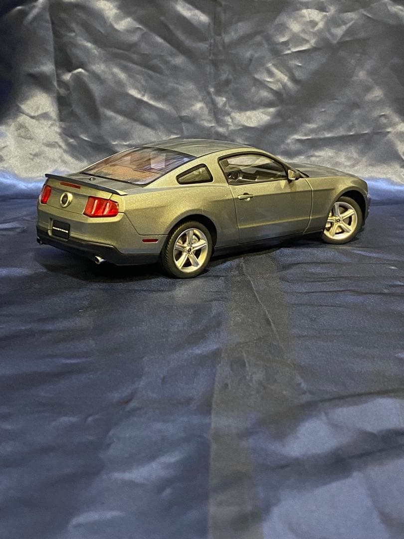 オートアート　絶版1/18 マスタングGT 2010 グレーメタリック　箱無し