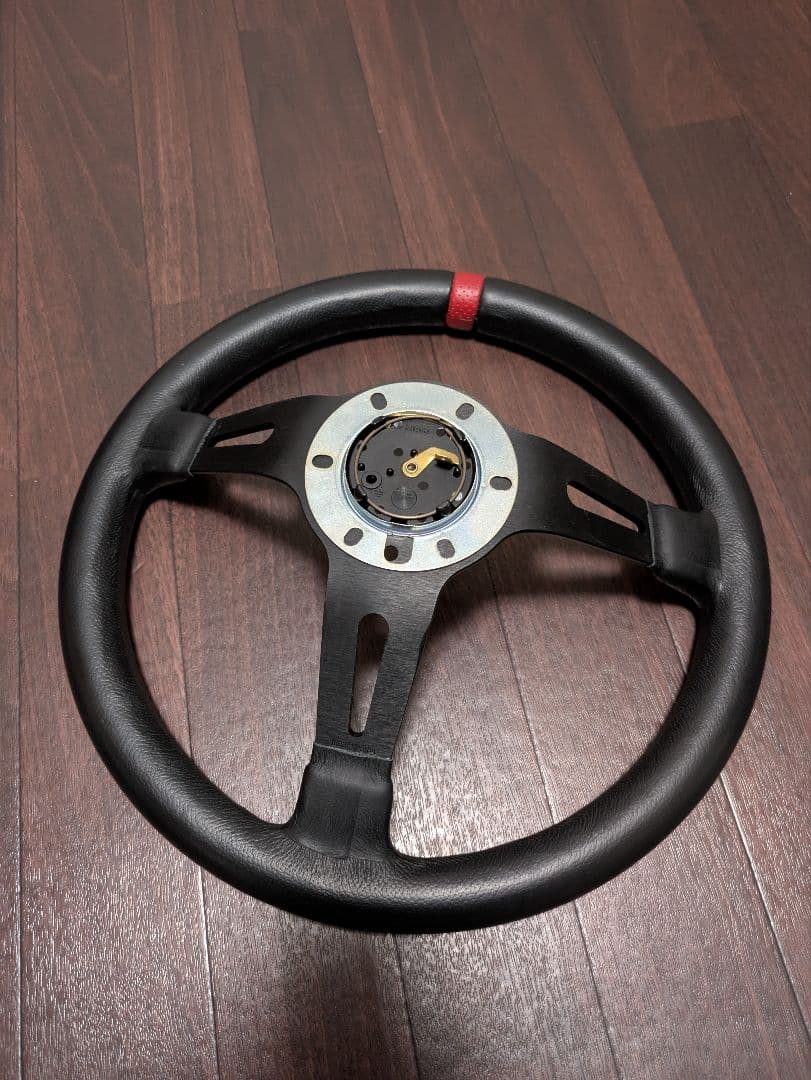 モモ　MOMO ステアリング　33パイ