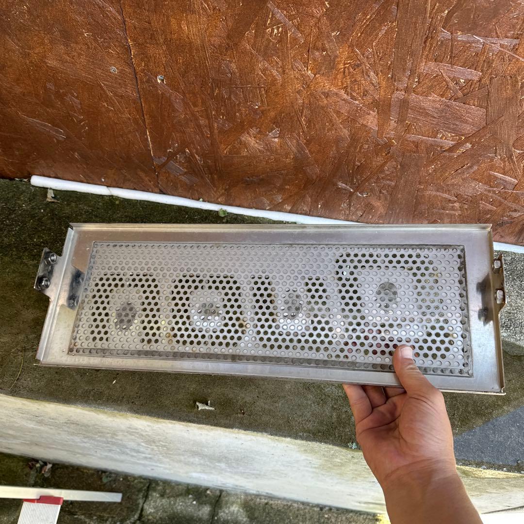 Quon クオン　バッテリーカバー