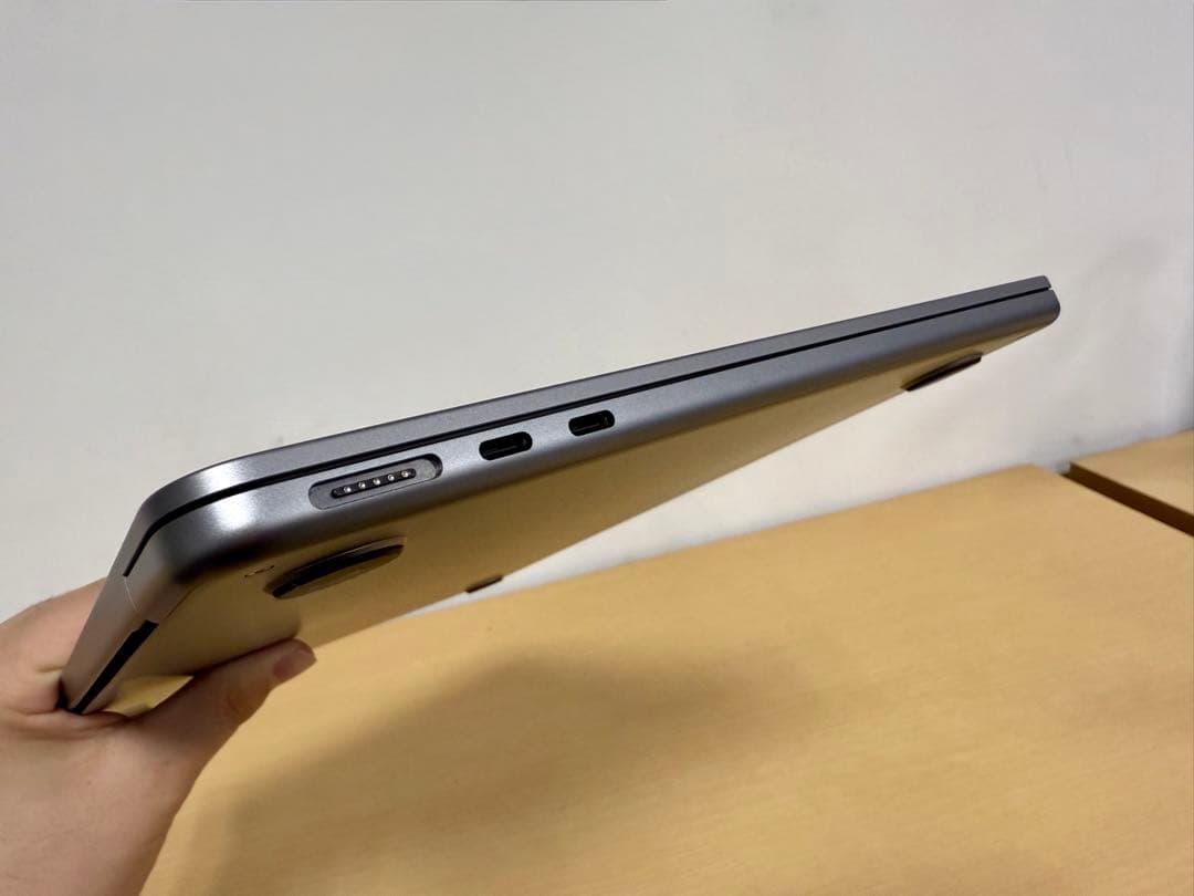 M2 MacBook Air 13.6 8GB / 512GB スペースグレイ