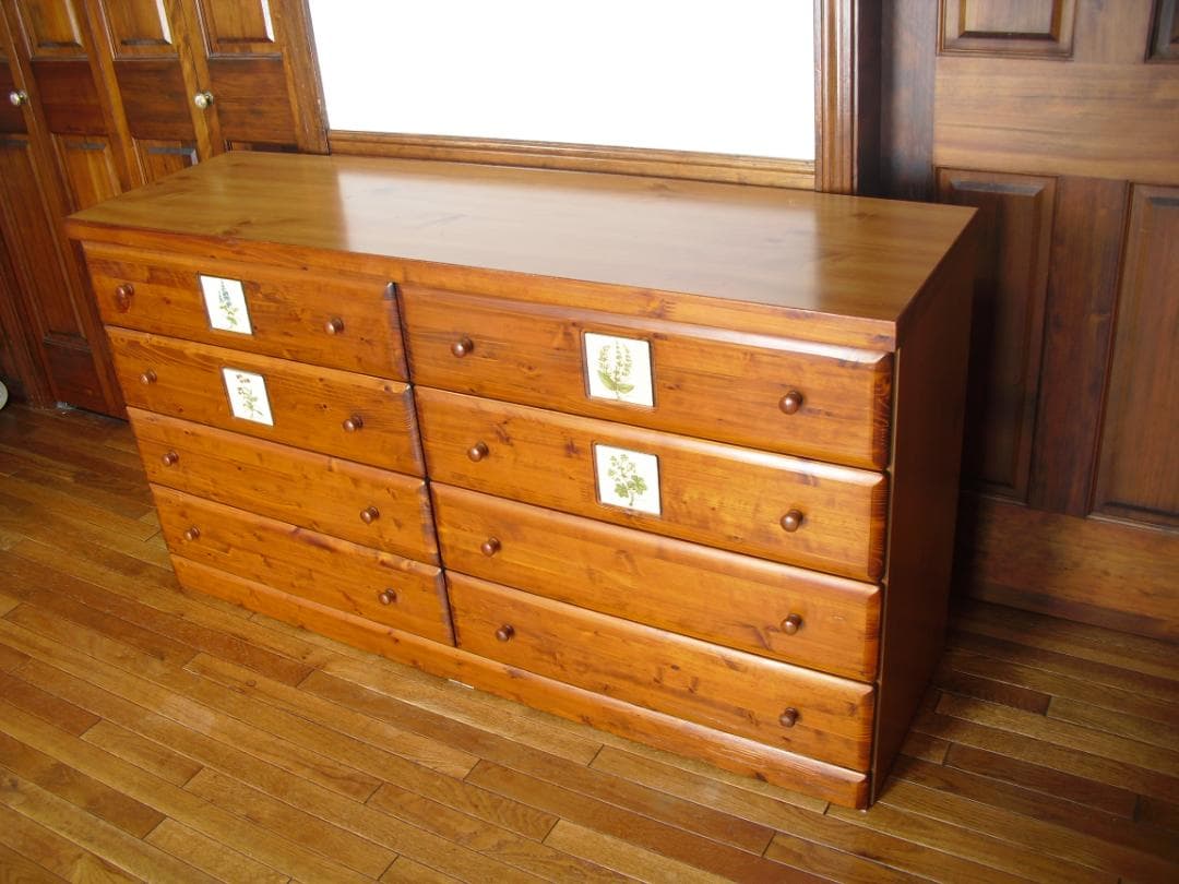 大型４段８杯チェスト☆綺麗な杢目・クラシカルな花タイル貼☆サイドボード・テレビ台