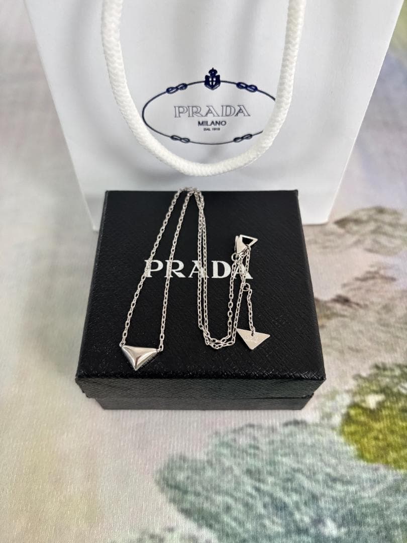 プラダ シルバー 三角形ネックレス