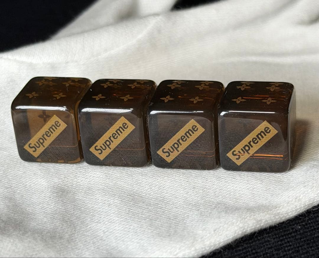 Louis Vuitton ✗ SUPREME コラボ ダイス キーホルダー