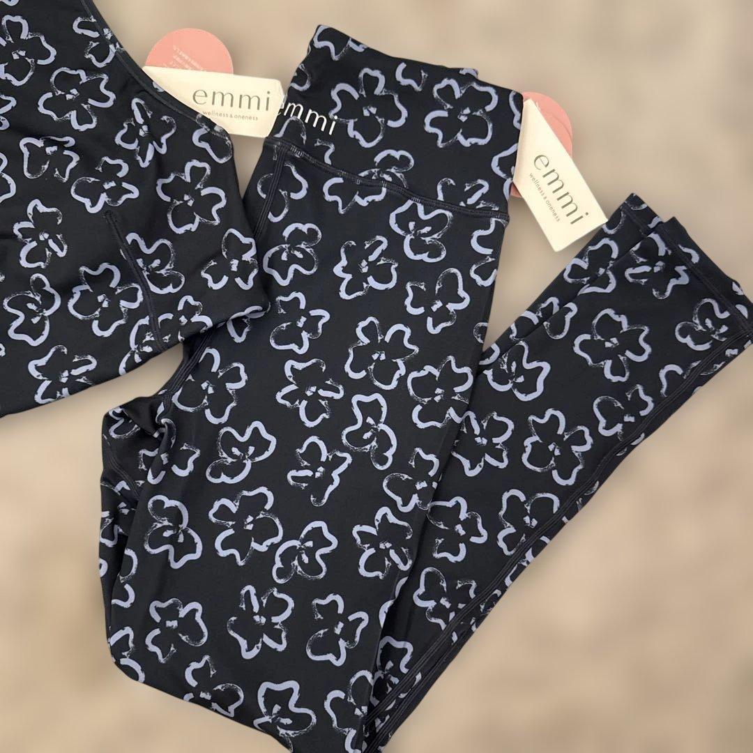 emmi ヨガウェア 上下セット ネイビー 花柄 新品未使用タグ付