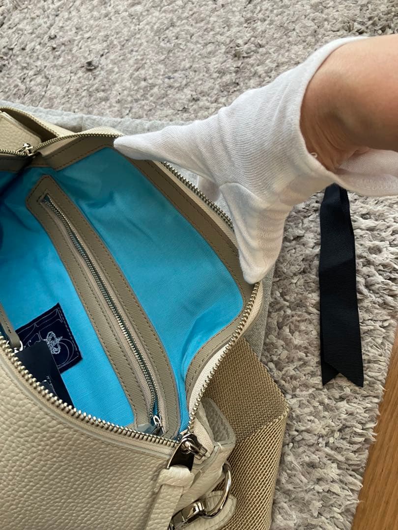 ADMJ アイボリー レザー クロスボディバッグ