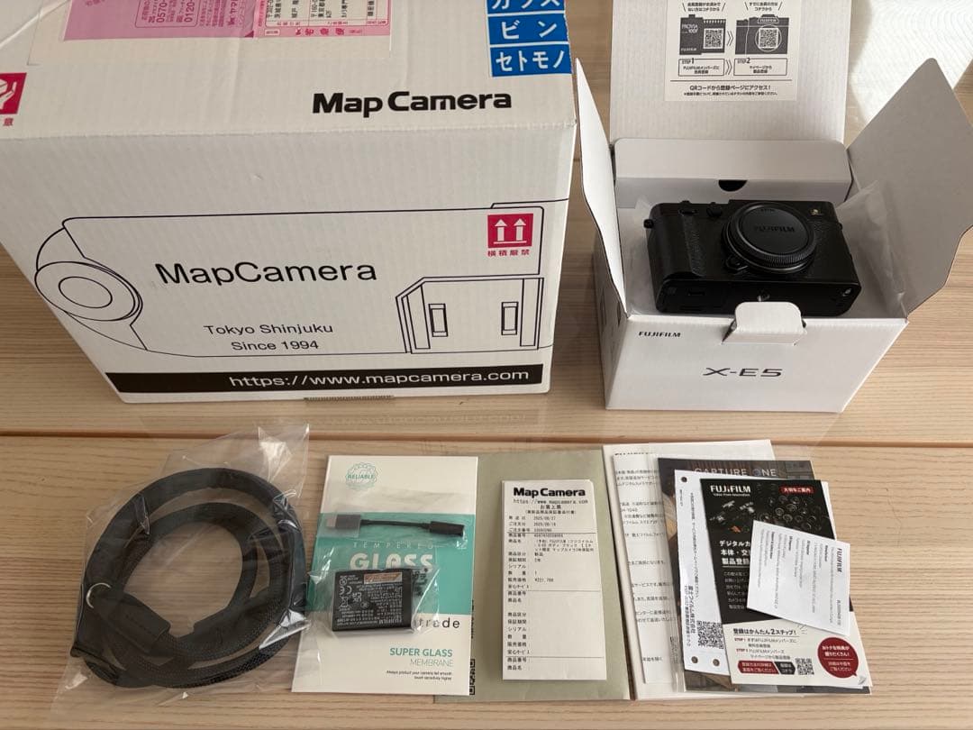 FUJIFILM X-E5 ブラック 室内試写のみ、サムグリップ付き。