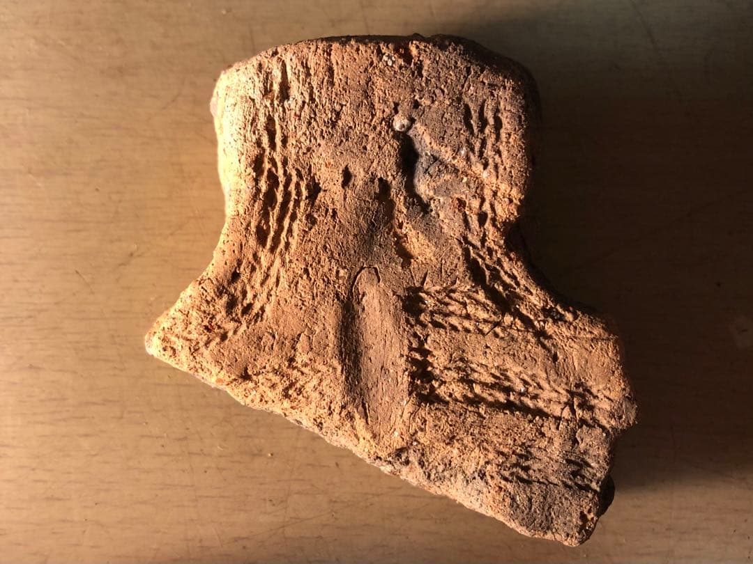 「板状土偶の破片」です…。