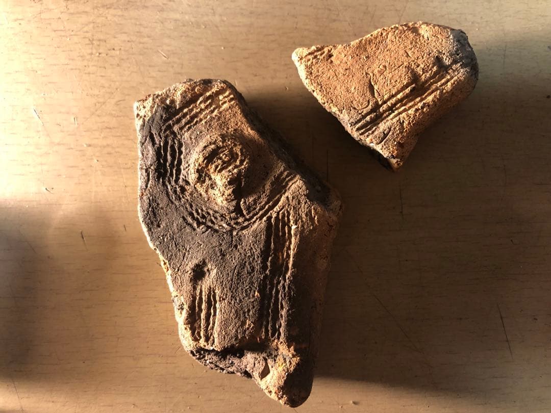 「板状土偶の破片」です…。