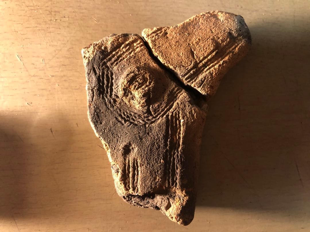 「板状土偶の破片」です…。