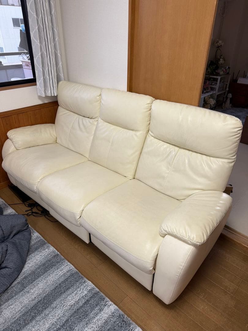 ホワイトレザー自動リクライニングソファ